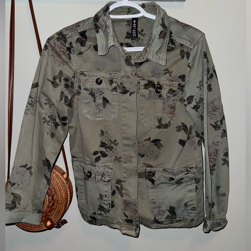 Design Lab ‘floral camo green’ light jacket size small
